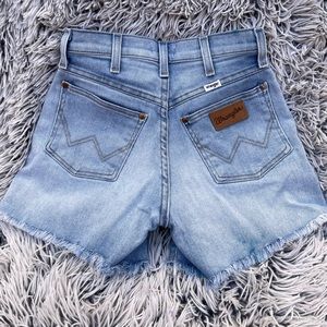 Wrangler HighWaisted Jean Shorts Size W25